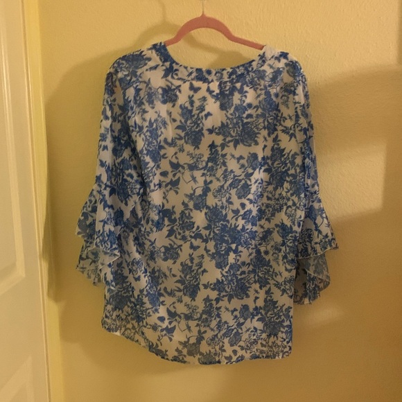 NWT FANTASLOOK FLORAL  Blue and White Women's Top - Picture 2 of 4